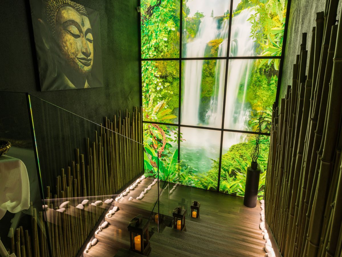 Grand staircase and entrance to Enjoy Spa on Prospekt Vernadskogo